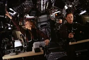 Ihre Mission lautet: Major Rebecca "Beck" Childs (Hilary Swanks, l.) und Colonel Robert Iverson (Bruce Greenwood, r.) sollen einen atomaren Sprengkopf z&uuml;nden, der den inneren Kern reaktivieren soll - und damit die Welt vor dem sicheren Untergang zu bewahren ...