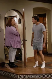 Alan schreibt Charlies (Charlie Sheen, r.) Haush&auml;lterin Berta (Conchata Ferrell, l.) vor, wie sie den Haushalt zu f&uuml;hren hat. Das kann ja nicht gut gehen ...