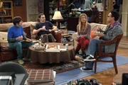 Penny (Kaley Cuoco, 2.v.r.), Sheldon (Jim Parsons, 2.v.l.), Leonard (Johnny Galecki, r.) und Howard (Simon Helberg, l.) suchen eine Freundin f&uuml;r Raj.