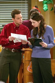 Als die Kinds erfahren, dass Charlie der Komponist beliebter Werbe-Jingles ist, die sie alle auswendig kennen, sind sie Feuer und Flamme und weigern sich, mit Alan (Jon Cryer, l.) und Judith (Marin Hinkle, r.) zu arbeiten ...