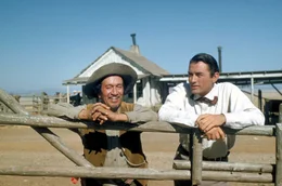 McKay (Gregory Peck, re.) geht heimlich zu Maragons (Alfonso Bedoya, li.) verlassener Ranch, die als &bdquo;Big Muddy&ldquo; bekannt ist.