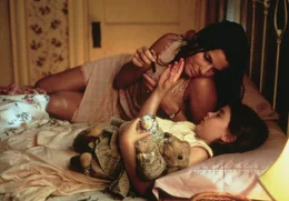 Mae Whitman als Bernice Pruitt, neider; Sandra Bullock als Birdee Pruitt, &uuml;ber