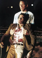 Ray (John Getz, oben) versucht die Leiche seines Arbeitgebers Julian Marty (Dan Hedaya) zu verstecken, um dessen Ehefrau, Ray's Geliebte, zu sch&uuml;tzen.