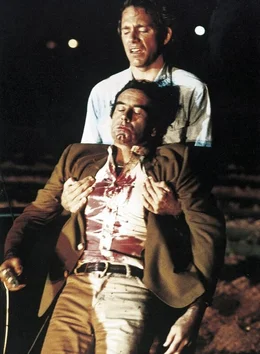 Ray (John Getz, oben) versucht die Leiche seines Arbeitgebers Julian Marty (Dan Hedaya) zu verstecken, um dessen Ehefrau, Ray's Geliebte, zu sch&uuml;tzen.