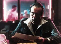 Julian Marty (Dan Hedaya) hat herausgefunden, dass seine Ehefrau ein Verh&auml;ltnis mit einem anderen Mann hat. Er beschlie&szlig;t einen Privatdetektiv auf sie anzusetzen.