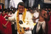 James Bond (Roger Moore) ist immer im Einsatz, ob ordentlich bewaffnet oder nicht.