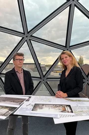 MDR FERNSEHEN BOOM BOOM LEIPZIG - ZWISCHEN VISIONEN UND GR&Ouml;SSENWAHN, am Dienstag (14.04.26) um 22.10 Uhr. Greta Taubert (Journalistin und Autorin) Arnold Bartetzky (Professor f&uuml;r Kunstgeschichte Universit&auml;t Leipzig)