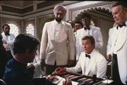 Wer zieht hier wen &uuml;ber den Tisch? Bond (Roger Moore, r.) und sein Gegenspieler Kamal (Louis Jourdan, l.).