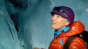 Andrea Fischer, Glaziologin, Innsbruck, vor einer Gletscherspalte.