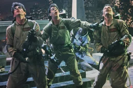 Dr. Peter Venkman (Bill Murray, r.), Dr. Raymond Stantz (Dan Aykroyd, M.) und Dr. Egon Spengler (Harold Ramis, l.) zwingen die Geister in die Knie.