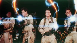 Winston Zeddemore (Ernie Hudson, li.), Dr. Raymond Stantz (Dan Aykroyd, 2.v.re.), Dr. Peter Venkman (Bill Murray, 2.v.re.) und Dr. Egon Spengler (Harold Ramis, re.)