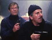 Auf der Suche nach dem wahren Schuldigen, tut sich Bond (Roger Moore, l.) auch mit einem Gangster (Topol, r.) zusammen.