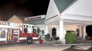 Auf dem Bild steht ein Feuerwehrfahrzeug nachts vor dem &bdquo;The Lincoln Hotel&ldquo;.