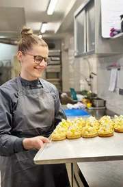 Meister-Konditorin J&ouml;rdis Dietzel mit Tartelettes