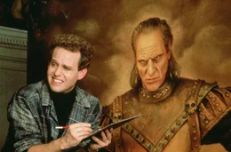 Dr. Janosh Poha (Peter MacNicol, l.) ahnt noch nicht, was es mit dem Gem&auml;lde von F&uuml;rst Vigo (Wilhelm von Homburg, r.) auf sich hat.