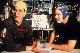 Dr. Egon Spengler (Harold Ramis, l.) und Dr. Raymond Stantz (Dan Aykroyd) finden heraus, dass der unheimliche Schleimfluss sich von den negativen Gedanken der New Yorker ern&auml;hrt und direkt auf das Bild eines gewissen Vigos im Museum of Art zustr&ouml;mt.
