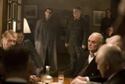 Major-General Henning von Tresckow (Kenneth Branach, mitte r.), Colonel Claus von Stauffenberg (Tom Cruise, mitte l.)