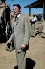 James McKay (Gregory Peck) wirkt in seinem Anzug mitten im Wilden Westen etwas fehl am Platz &ndash; und wird im Handumdrehen zur Zielscheibe der Hannasseys.