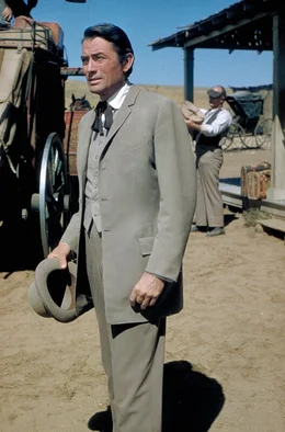 James McKay (Gregory Peck) wirkt in seinem Anzug mitten im Wilden Westen etwas fehl am Platz &ndash; und wird im Handumdrehen zur Zielscheibe der Hannasseys.