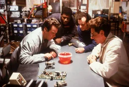 Die Geisterj&auml;ger Dr. Raymond Stantz (Dan Aykroyd), Winston Zeddmore (Ernie Hudson), Dr. Peter Venkman (Bill Murray) und Dr. Egon Spengler (Harold Ramis) versuchen herauszufinden, was es mit dem unheimlichen Schleim auf sich hat.