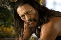 Kann nur &uuml;berleben, wenn er die Verschw&ouml;rung aufdeckt und seinen Namen reinw&auml;scht: Machete (Danny Trejo) ...