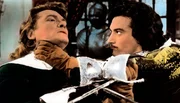 Der verarmte Edelmann und Kom&ouml;diant Fracass (Jean Marais, l.) k&auml;mpft gegen den dreisten Grafen de Vallombreuse (G&eacute;rard Barry).