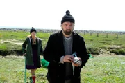 Trauriger Fund am Strand: Vogelkundler Hagen Kluth (Charly H&uuml;bner, re.) entdeckt mit Inselgast Fanny Reitmeyer (Anke Engelke, li.) eine tote Seeschwalbe und ein einsames Seeschwalbenei. Weitere Pressefotos erhalten Sie auf Anfrage.