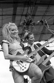 Viv Albertine (li.) und ihre Band The Slits: Mit ihrer Gr&uuml;ndung Mitte der 70er-Jahre geh&ouml;rt die Gruppe zu den Vorreitern in der weiblichen Punkszene.