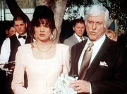 Dr. Sloan (Dick Van Dyke, r.) entlarvt den M&ouml;rder auf einer Cocktailparty.