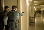 Colonel Claus von Stauffenberg (Tom Cruise, li.); Lieutenant Werner von Haeften (Jamie Parker)