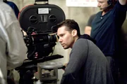 Regisseur Bryan Singer beim Dreh ...