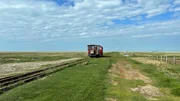 Alles muss mit der Lore auf die Hallig transportiert werden - von Arzt bis Zahnpasta.