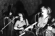 Gina Birch (re.) von The Raincoats, eine der weiblichen Bands innerhalb der Punkbewegung: Zum ersten Mal in der Geschichte der Rockmusik greifen Frauen selbstbestimmt zu Gitarre, Bass und Schlagzeug.