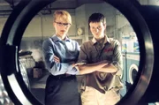 Andrea (Jana Becker, li.) und die neue Schlie&szlig;er-Praktikantin Annika (Sylwia von Wildburg) experimentieren f&uuml;r ihre Falschgeldproduktion und waschen Papierproben in der Waschmaschine.