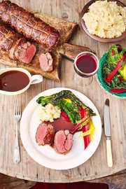 Hirschr&uuml;cken in Parma-Schinken mit s&auml;miger Schokolade-Rotwein-So&szlig;e.