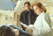 Mulder (David Duchovny, M.) und Scully (Gillian Anderson, r.) staunen nicht schlecht, dass das jugendlich erscheinende Opfer einer heimt&uuml;ckischen Krankheit schon 47 Jahre alt gewesen sein soll.