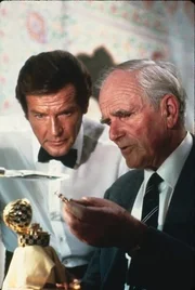 Was w&auml;re Bond (Roger Moore, l.) ohne den erfindungsreichen Q (Desmond Llewelyn, r.)?