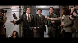 Venkman (Bill Murray, li.),  Spengler (Harold Ramis, Mitte) und Stantz (Dan Aykroyd, re.) werden von der Presse belagert