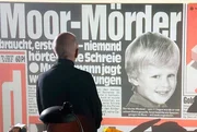 Szene aus den Dreharbeiten f&uuml;r &bdquo;ARD Crime Time &ndash; Letzte Ausfahrt Todesmoor&ldquo; (MDR): Joachim Lindenberg (1992 Pressesprecher der Kripo Celle) sitzt in der B&uuml;rokulisse vor einer Wand, an der eine Schlagzeile der &bdquo;Bild&ldquo;-Zeitung zum Mordfall projiziert wurde.