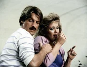 Nur um Haaresbreite hat Cody (Perry King, li.) die Miss-Kandidatin Charleen (Kelly Ann Conn) vor einem Mordanschlag bewahrt.