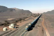 Der W&uuml;stenexpress k&auml;mpft sich durch die Sahara Mauretaniens bis an die Atlantikk&uuml;ste.