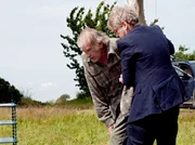 Kommissar Wallander (Kenneth Branagh, re.) k&uuml;mmert sich um seinen schwer verletzten Vater Povel (David Warner).