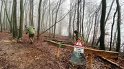 Wegen Abbruchgefahr verlegen die Ranger mit gro&szlig;em Aufwand einen Wanderweg an der Kreidek&uuml;ste im Nationalpark Jasmund auf Deutschlands gr&ouml;&szlig;ter Insel.