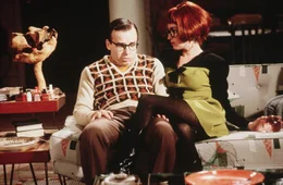 Janine (Annie Potts) schmei&szlig;t sich an den sch&uuml;chternen Louis (Rick Moranis) ran.