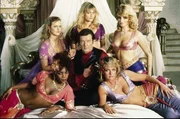 James Bond (Roger Moore, M.), der ber&uuml;hmteste Geheimagent Ihrer Majest&auml;t, genie&szlig;t seine Position ...
