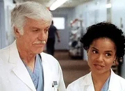 Amanda (Victoria Rowell, r.) redet Dr. Sloan (Dick Van Dyke, l.) zu, endlich einmal richtig auszuspannen.