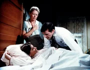 Bei Mary Ellen (Judy Norton-Taylor, liegend) haben die Wehen eingesetzt. Curt (Tom Bower, r.) will gemeinsam mit Olivia (Michael Learned, hinten) das Baby auf die Welt holen. Kann das gutgehen?