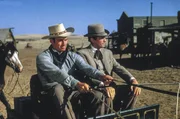 Verwalter Steve Leech (Charlton Heston, li.) hei&szlig;t James McKay (Gregory Peck, re.), einen Gentleman aus Baltimore und den zuk&uuml;nftigen Ehemann von Patricia Terrill, willkommen.