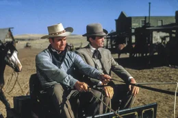 Verwalter Steve Leech (Charlton Heston, li.) hei&szlig;t James McKay (Gregory Peck, re.), einen Gentleman aus Baltimore und den zuk&uuml;nftigen Ehemann von Patricia Terrill, willkommen.