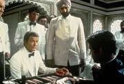 James Bond (Roger Moore, 2.v.r.) spielt mit Kamal (Louis Jourdan, links) um hohen Einsatz.